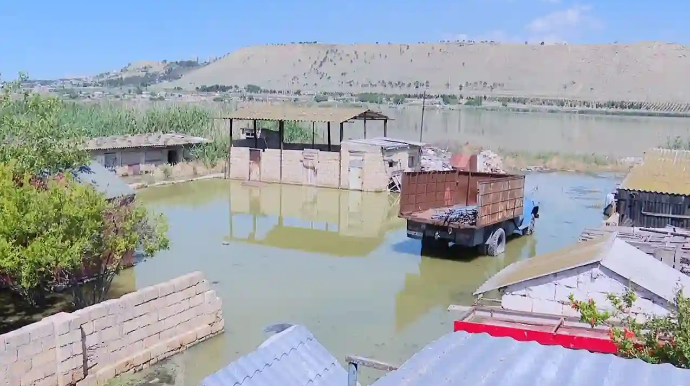 "Xocəsən gölü” daşdı, evlər suyun içində qaldı - VİDEO