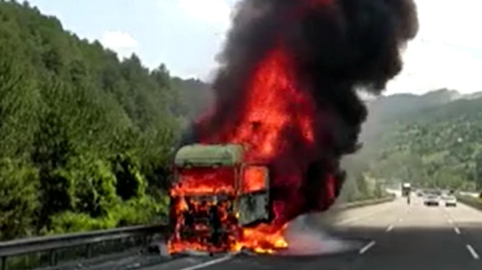 Ağdaşda "TIR"  yanıb