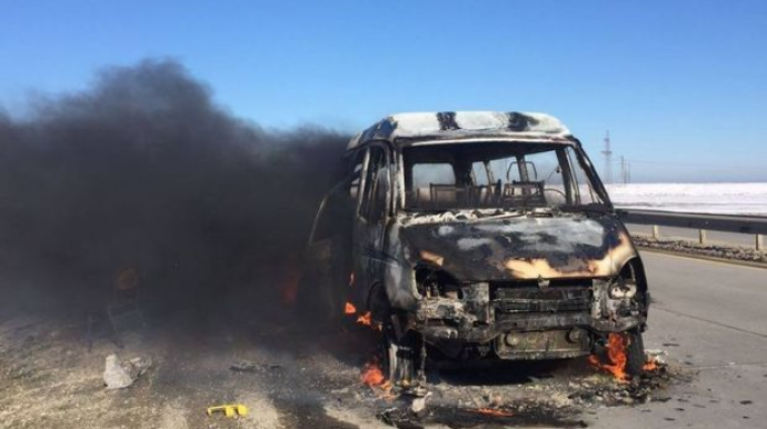 Ağdamda VAZ-la toqquşan mikroavtobus yandı