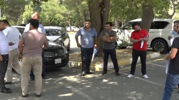 В Баку группа водителей провела акцию протеста  - ВИДЕО