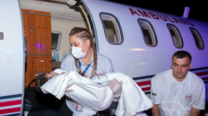 Şəhidin 3 yaşlı xəstə oğlu təyyarə ilə təcili Türkiyəyə aparıldı  - FOTO