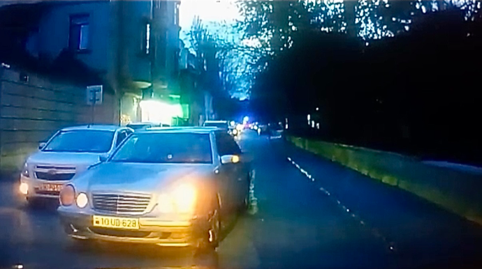 Tıxacdan yayınmaq istəyən sürücü qarşı zolağa çıxıb yolu bağladı   - VİDEO