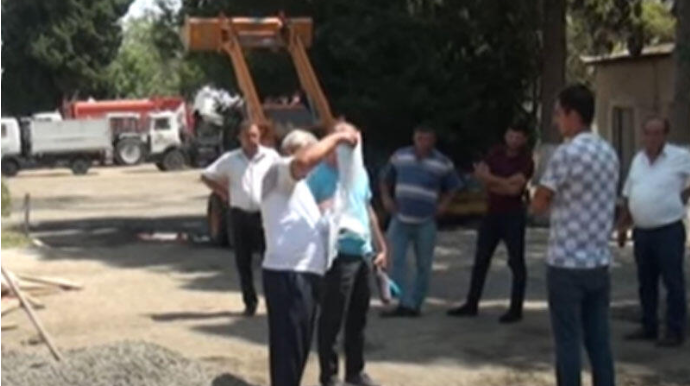 Gəncədə zibil daşıyan maşınların dayanacağı  antisanitar vəziyyətdədir - VİDEO