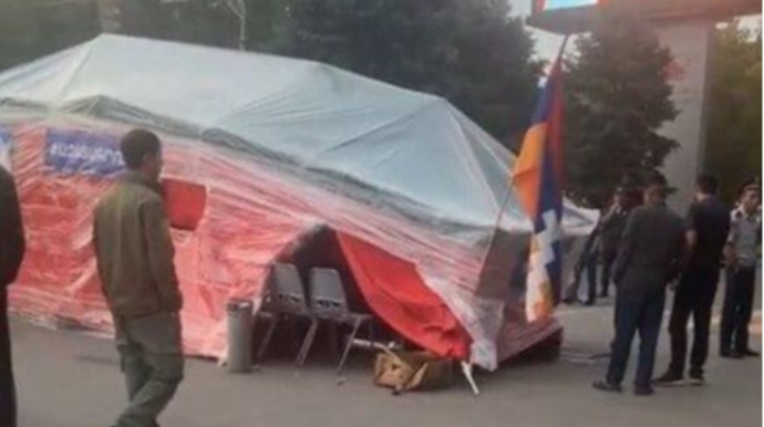 Ermənistanda avtomobil içərisində müxalifətçilər olan çadıra ÇIRPILDI 