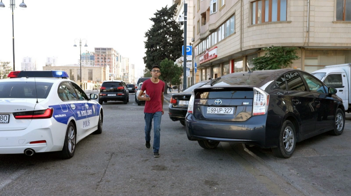 МВД обратилось к водителям, паркующим автомобили на тротуарах - ВИДЕО