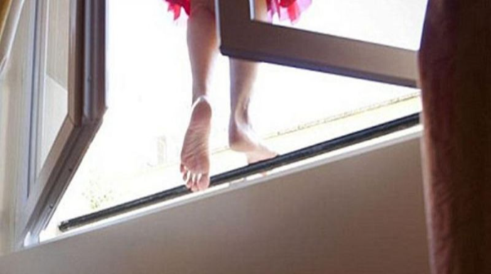 Bakıda qadın özünü binadan atdı