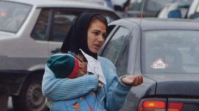 Dilənçi qadın özünü maşınların qarşısına atıb pul tələb edir?  - AÇIQLAMA  - VİDEO
