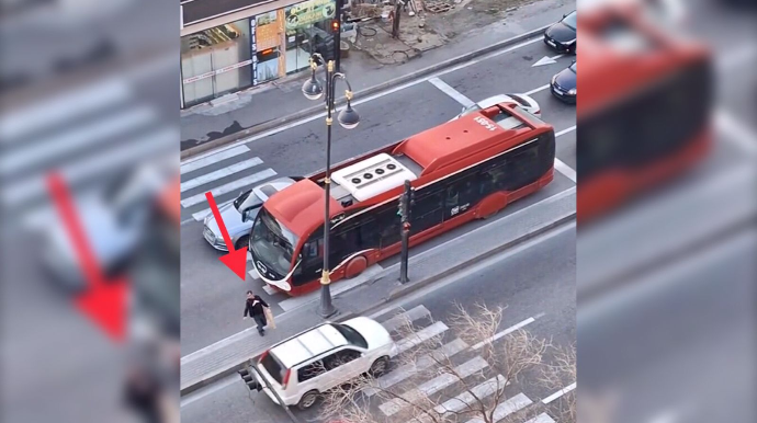 Yola qaçan piyada avtobusun altına yıxılmaqdan son anda qurtuldu   - VİDEO