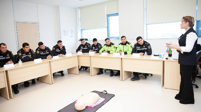 Həkim gələnədək yaralını necə xilas etmək olar? - Polislərə tibbi təlim keçilir - FOTOLAR