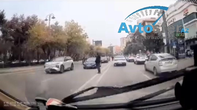 Yolun ortasında qoşa xəttin üstünə dayanan piyadadan ehtiyatlı olun – Sürücülərə TÖVSİYƏ - VİDEO 