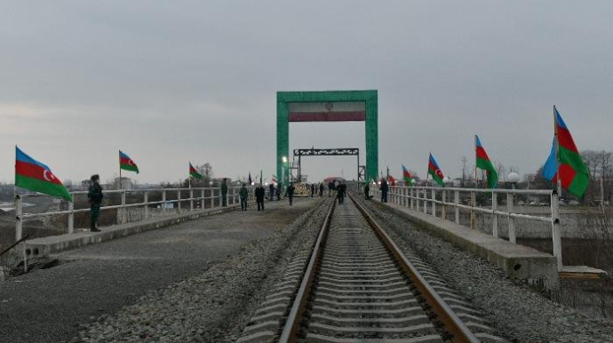 Astaraçay üzərindəki yeni körpü növbədə gözləyən yük maşınlarını azaldıb 
