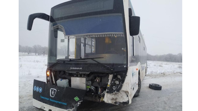 "Chevrolet" sərnişin daşıyan avtobusla toqquşdu - FOTO