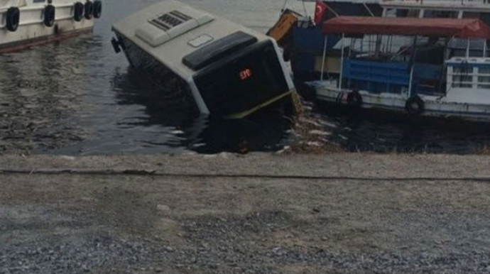 İstanbulda sərnişin avtobusu dənizə düşdü - FOTO - VİDEO 