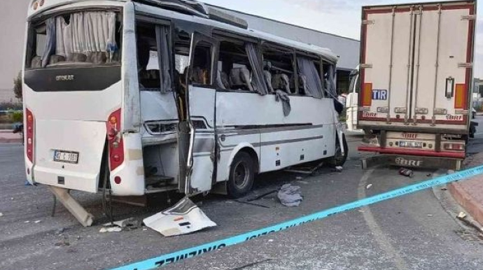 Sərnişin avtobusu ilə yük maşını toqquşdu 