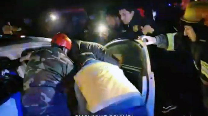 Ford врезался в металлическое ограждение: пострадавший пассажир был спасен - ВИДЕО 