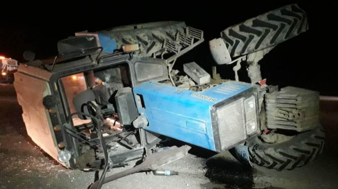 Ağsuda traktor aşıb, sürücü xəsarət alıb 