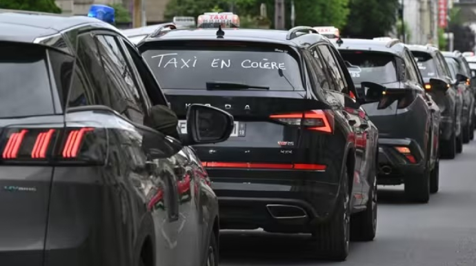 Taksi sürücüləri etiraz edirlər