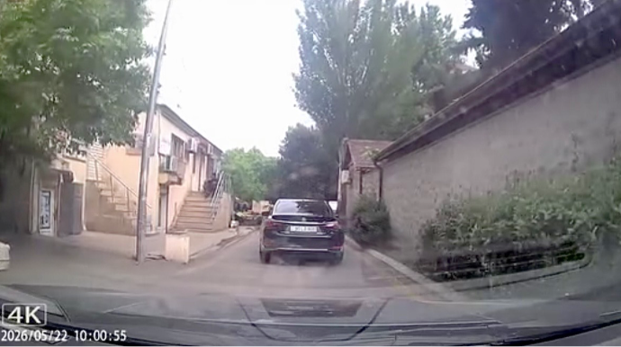 Bakıda “Lexus” sürücüsü küçəni zibillədi - 90-LD-800   - VİDEO