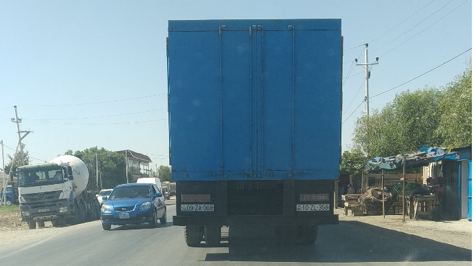 Bu maşının iki nömrəsi var: "Kamaz", yoxsa "Maz"? - VİDEO