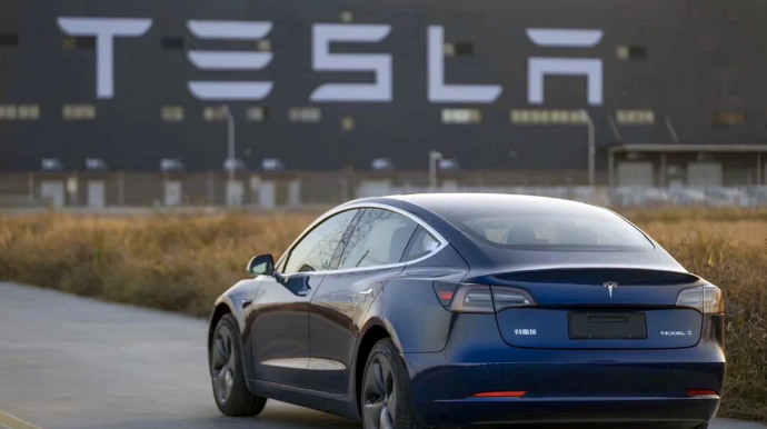 Tesla обязали отремонтировать тысячи машин 