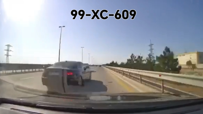 Güzgüyə baxmayan sürücü qəza törətdi: "Nə telefona cavab verir, nə pulu ödəyir" - VİDEO