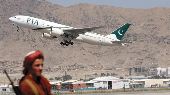 Pakistan hava limanlarını bağladı