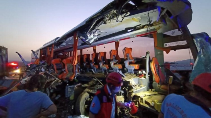 В Турции автобус столкнулся с большегрузом, 9 человек погибли  - ФОТО