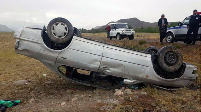 29 yaşlı qadın idarə etdiyi “Toyota”nı aşırdı;  4-ü uşaq, 9 nəfər yaralandı - FOTO 