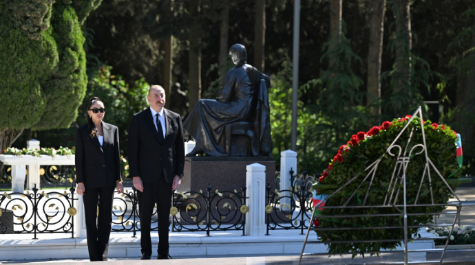 Prezident və xanımı Heydər Əliyevin məzarını ziyarət etdi 
