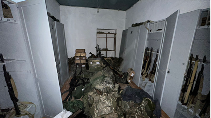 Xocalıda kitabxanada silah-sursat aşkarlandı   - FOTO