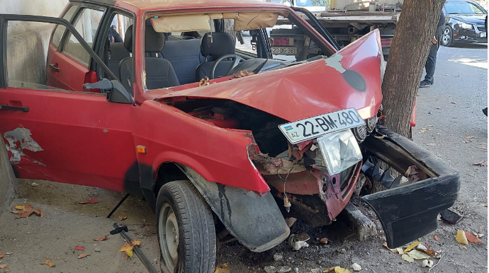 Gəncədə minik maşını avtobusa çırpılıb, xəsarət alan var - FOTO