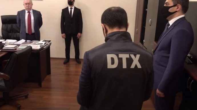DTX-nin həbs etdiyi sabiq məmur digər qurumlardakı vəzifələrində qalır