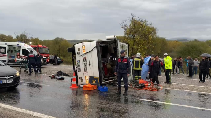 Türkiyədə işçiləri daşıyan mikroavtobus aşdı - FOTO