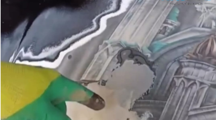 В Азербайджане скрытый рисунок на капоте восхитил автомеханика – ВИДЕО