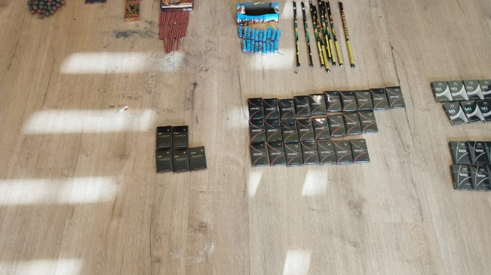 Mağazada pirotexniki vasitələr və aksiz markası olmayan tütün məmulatları aşkarlanıb 