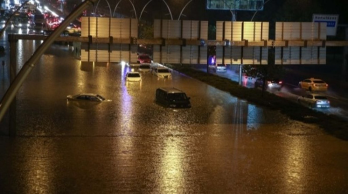 Çökən yolda qalan avtomobil 1 gün sonra çıxarıldı  - VİDEO