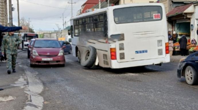 Bakıda avtobusun təkəri qopdu, təhlükəli vəziyyət yarandı - FOTO