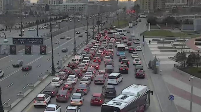 На каких улицах Баку 23 января наблюдаются транспортные заторы? 