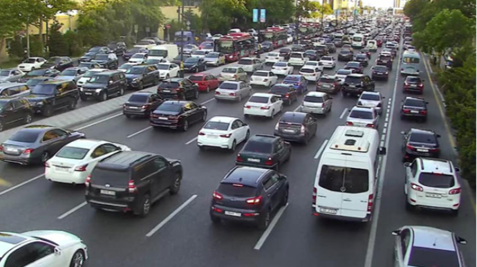 Bakının bir sıra yollarında tıxac yaranıb - SİYAHI