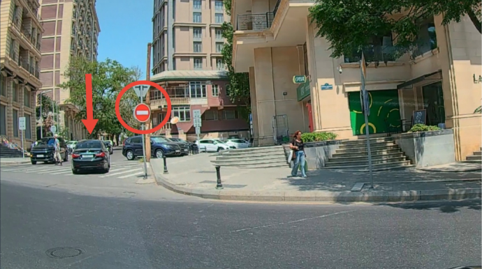 Bilmirsən nömrəsinə güvənir, yoxsa vəzifəsinə: Maşınların üzərinə sürdü - VİDEO