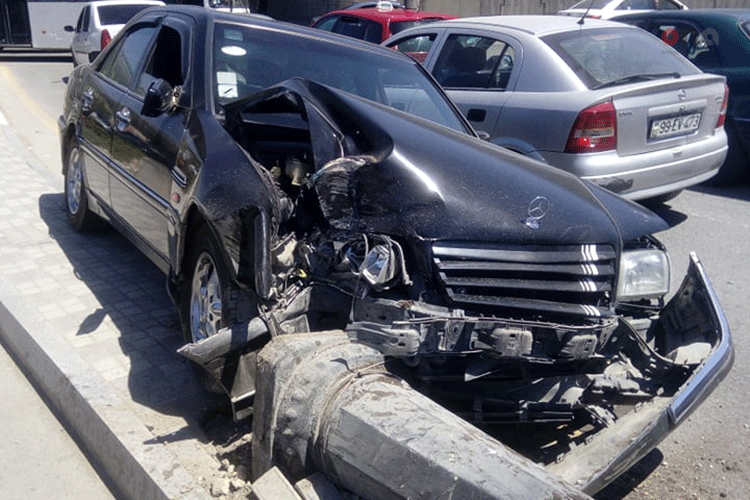 Masazırda avtomobil piyadanı vurdu: işıq dirəyinə çırpılıb - FOTO