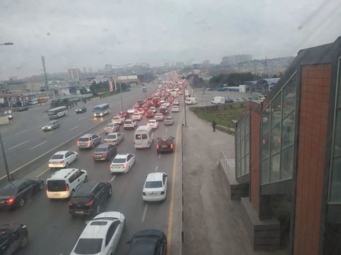 Bakı-Sumqayıt yolunda yenə tıxac yarandı - FOTO