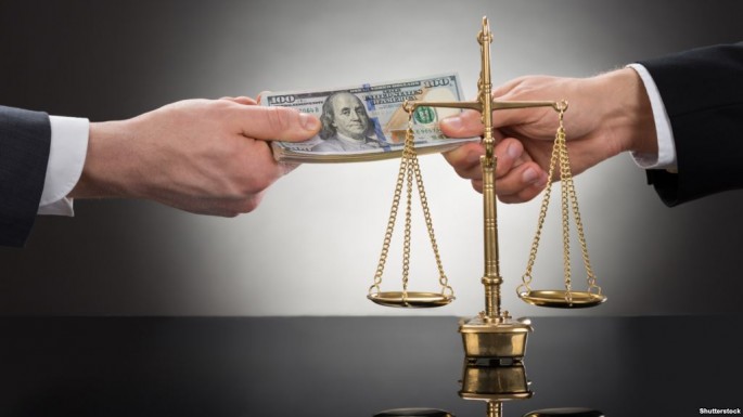 Məhkəmə hakimi rüşvətə görə tutulub