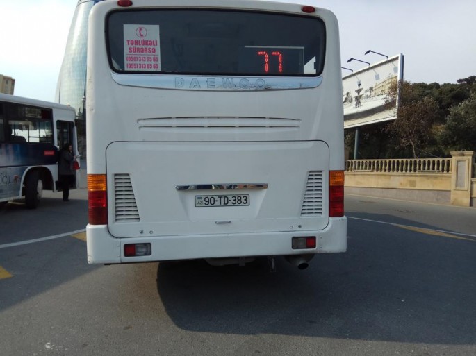 Bakıda avtobus sürücüsünün özbaşınalığı - Sərnişinləri yola atdı - FOTO