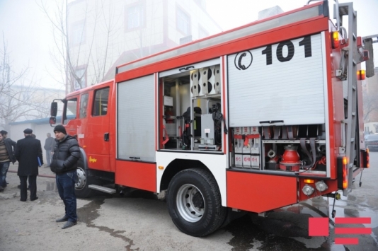 Bakıda mikroavtobus yanıb