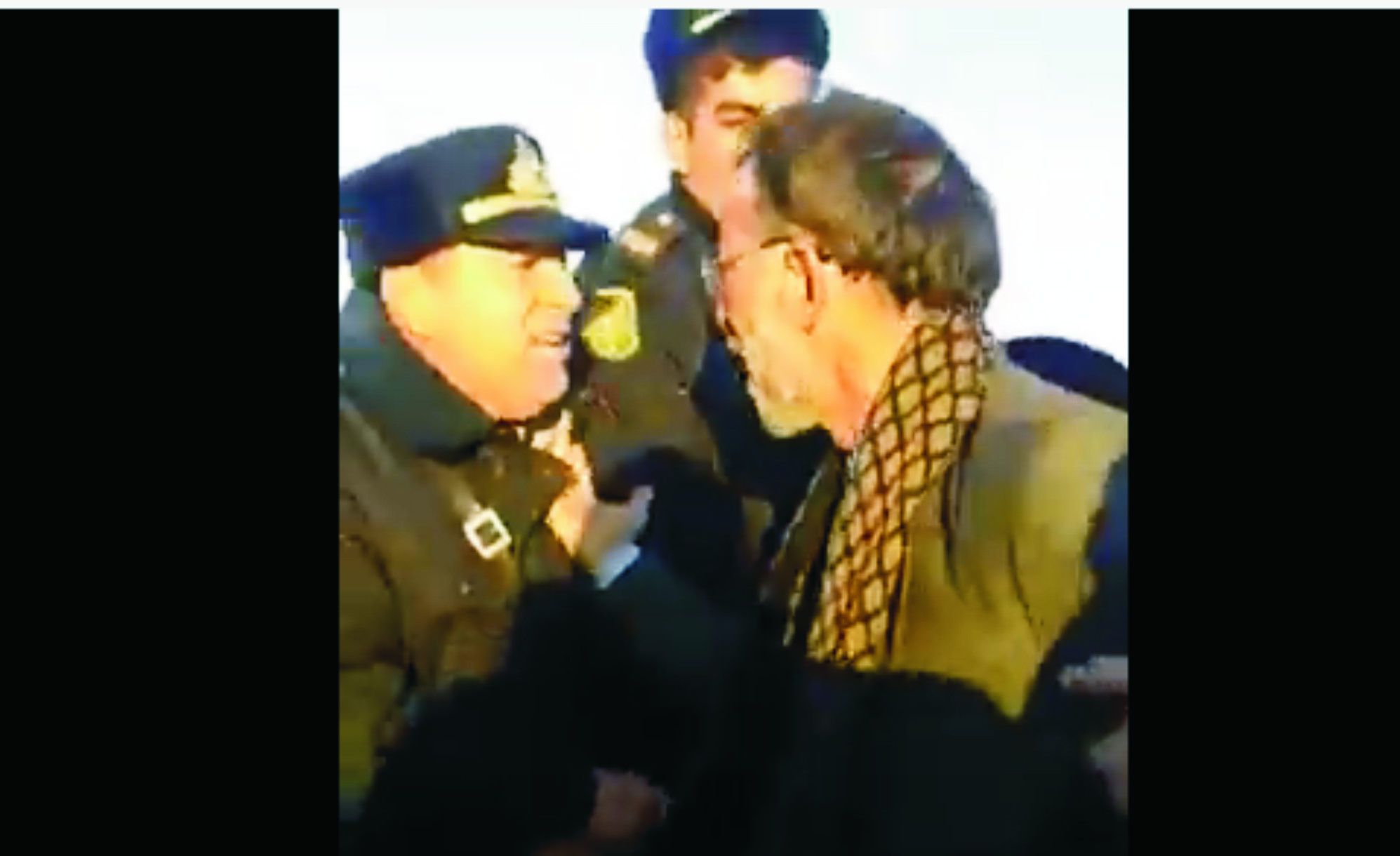 Qadın polisləri hədələdi: Sizi süründürəcəm – VİDEO