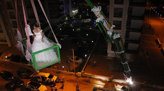 Bəylə gəlinə QƏRİBƏ SURPRİZ: evə kranla çıxdılar - FOTOLAR