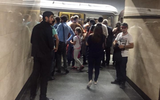 Metroda qatar dayandı - Sərnişinlər təxliyyə olundu