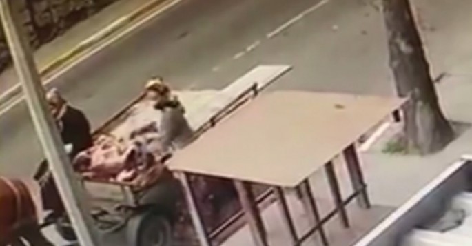 İki qadın at arabası ilə dəmir rampaları belə oğurladı - VİDEO