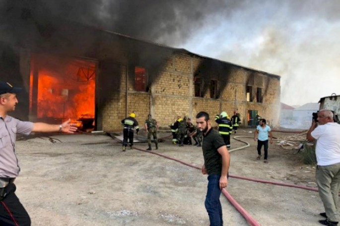 Sumqayıtda darvaza yanğınsöndürənin üzərinə belə aşdı - VİDEO